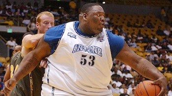 Pesó más de 200 kilos, jugó con los Globetrotters, fue un ícono del básquet callejero y su repentina muerte lo convirtió en leyenda