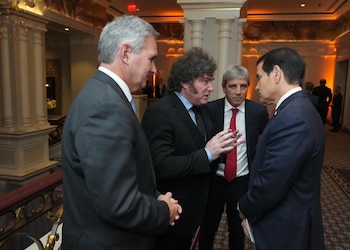 Acompañado por Pablo Quirno y Luis Caputo, Javier Milei dialoga con Marco Rubio sobre la alianza estratégica de Argentina con la administración republicana, (New York, Estados Unidos)