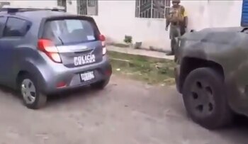 En el clip se escucha que uno de los soldados les dice a los policías: "vámonos, vámonos, vámonos, sale corruptos”, grita otro militar (Foto: Especial)
