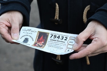 El 'Gordo' de la Lotería de Navidad dejó una lluvia de millones en Villamanín (León) con varias series del número 79.432 vendidas por la comisión de fiestas de la localidad (EFE)
