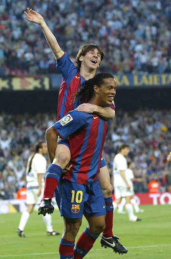 La foto que recorrió el mundo. Messi festejó con Ronaldinho su primer gol en Barcelona