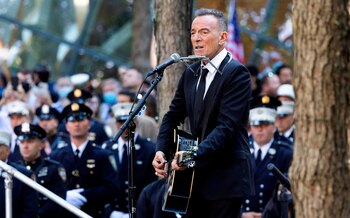 El músico estadounidense Bruce Springsteen actúa durante la conmemoración del 11S en Nueva York (EE.UU.), el pasado 11 de septiembre de 2021. EFE/EPA/Justin Lane