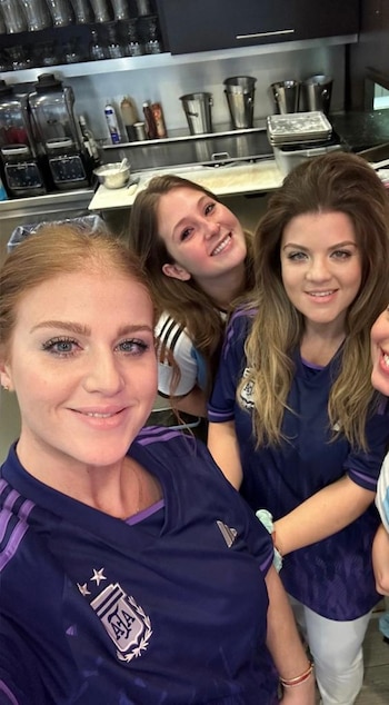 Carolina, Natali y Abryl Santurian,