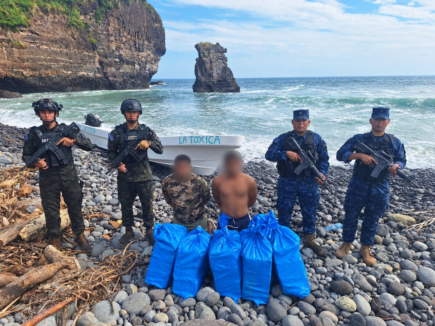 La captura se produjo después de una persecución marítima y aérea en un operativo de la Fuerza de Tarea Naval Tridente, la Fuerza Aérea Salvadoreña y la PNC. / (Noticiero El Salvador)