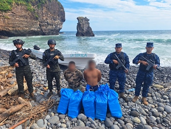 La captura se produjo después de una persecución marítima y aérea en un operativo de la Fuerza de Tarea Naval Tridente, la Fuerza Aérea Salvadoreña y la PNC. / (Noticiero El Salvador)
