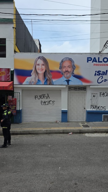 Manifestantes pintan mensajes de odio en la sede de Paloma Valencia en el centro de Bucaramanga - crédito @NOTICIASEDL/ X