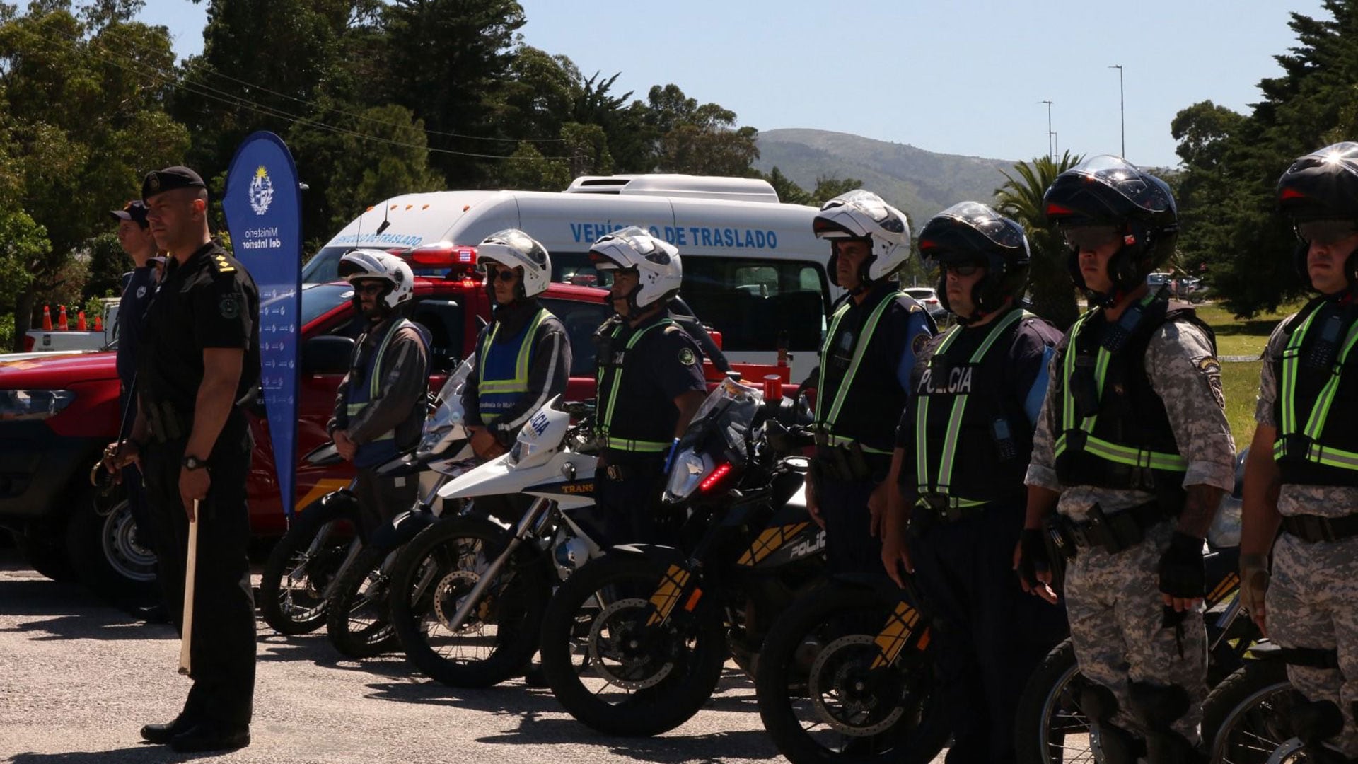 Oficiales de la policía uruguaya durante el lanzamiento del Operativo Azul en Maldonado, el plan de seguridad para la temporada de verano (Archivo/Ministerio del Interior)
