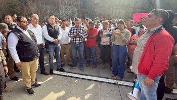 Pobladores bloquean Autopista del Sol