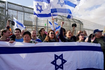 Familiares de rehenes y simpatizantes