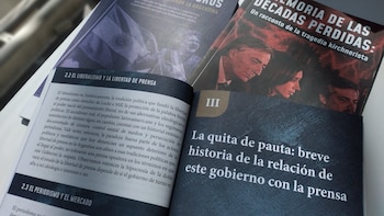 “Manual de logros”, “Memoria de la década perdida” y “Periodismo en la era Milei”: así son los tres manuales que el Gobierno entregó a los legisladores libertarios