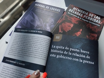 Santiago Oría elaboró los cuadernillos Manual de logros, Memoria de la década perdida y Periodismo y república en la era Milei