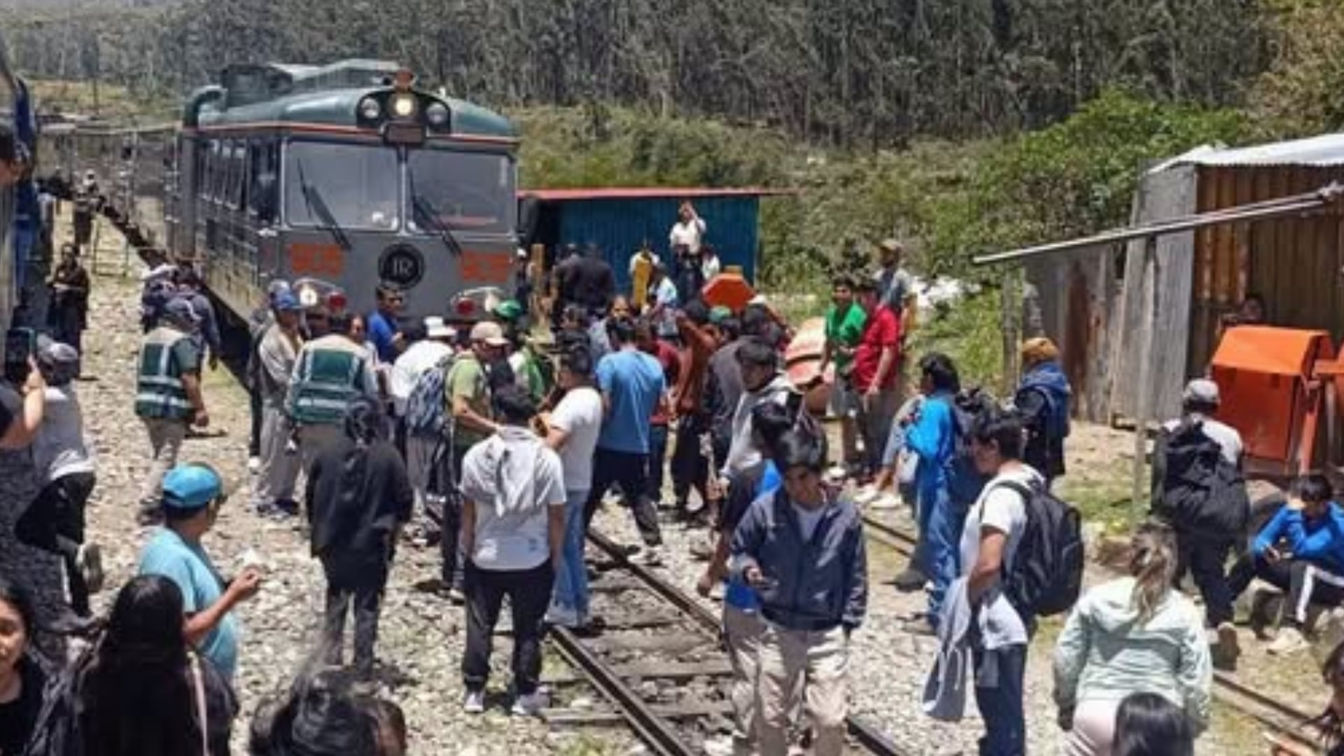 Los pasajeros permanecieron detenidos durante horas por una avería en la ruta ferroviaria y posteriormente ocuparon los rieles para impedir el paso de otros trenes. Facebook