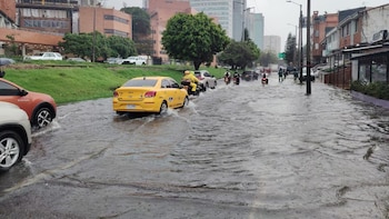 Fuertes lluvias mantienen en alerta a Bogotá y a gran parte de Cundinamarca: hay cortes de luz y cierre viales