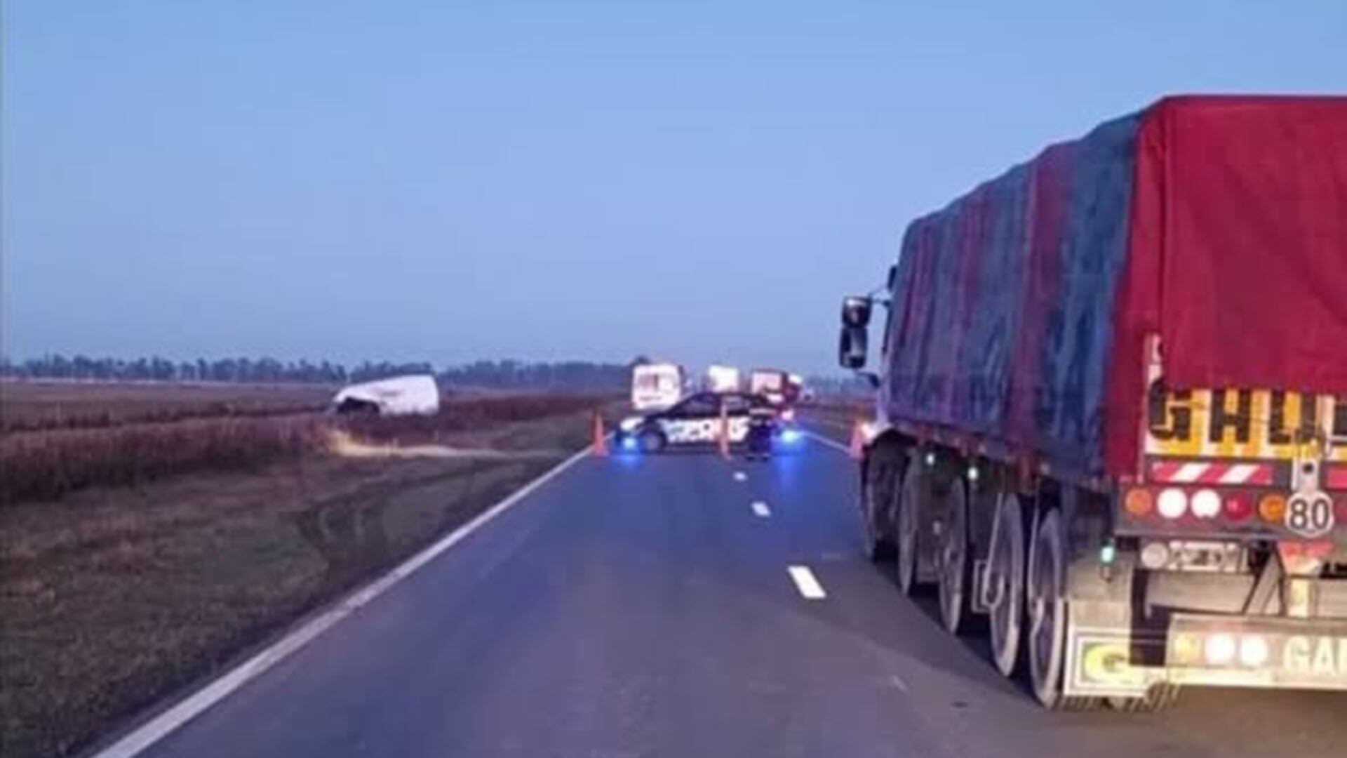 El operativo policial durante la madrugada (@LT8am830)