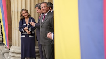 Laura Sarabia fue criticada en redes sociales por el traje que usó el 20 de julio - crédito Presidencia