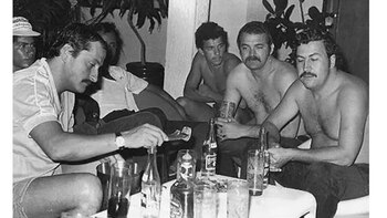 Pablo Escobar junto a un grupo de sicarios (Proyecto Pablo Escobar)