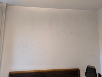 "La Banda del Millón", escribieron los asaltantes en la casa del hermano de Makintach