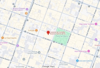 Captura de pantalla de un mapa digital que presenta el trazado urbano y un marcador rojo junto a la Plaza San Martín en Córdoba