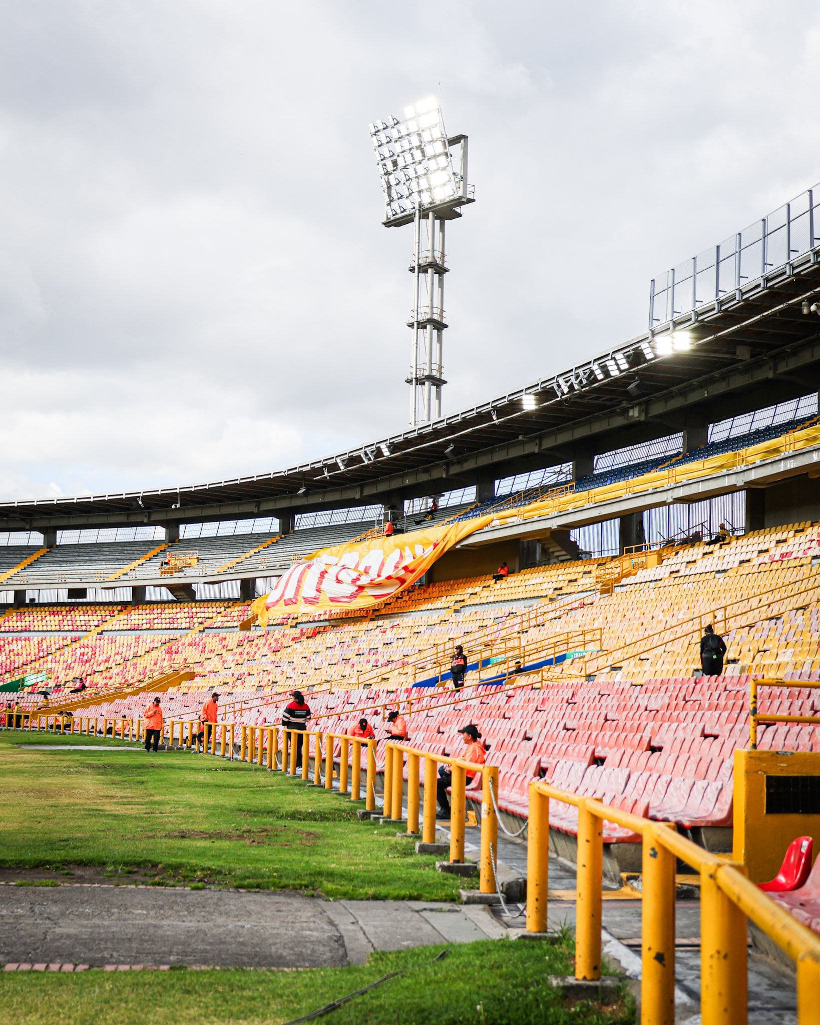 El estadio El Campín se encuentra listo para la ida de octavos en Copa Sudamericana entre Santa Fe y River - crédito Santa Fe