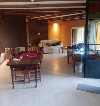 A casa fica por volta de 140