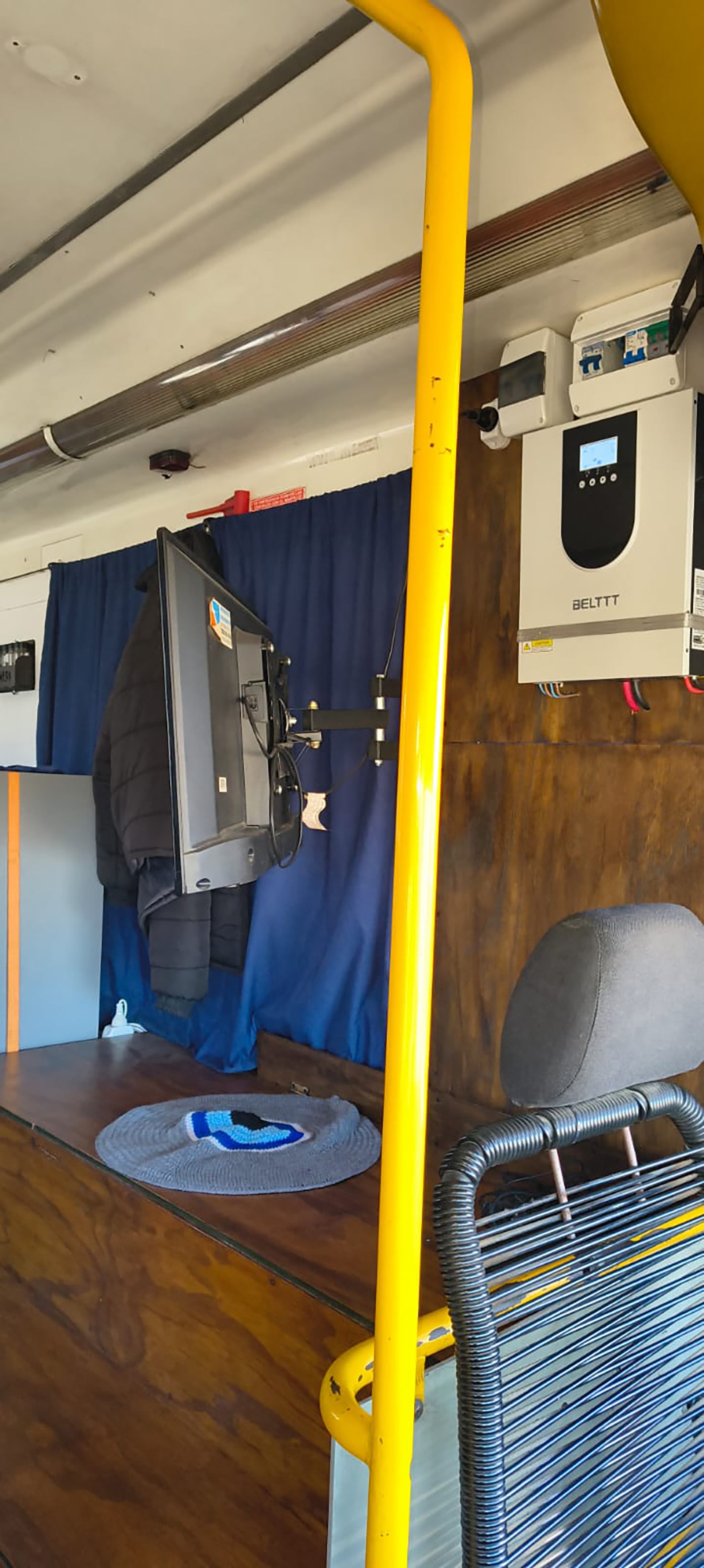El motorhome cuenta con un equipo de calefacción que se maneja desde el celular, Internet y TV para mirar Netflix