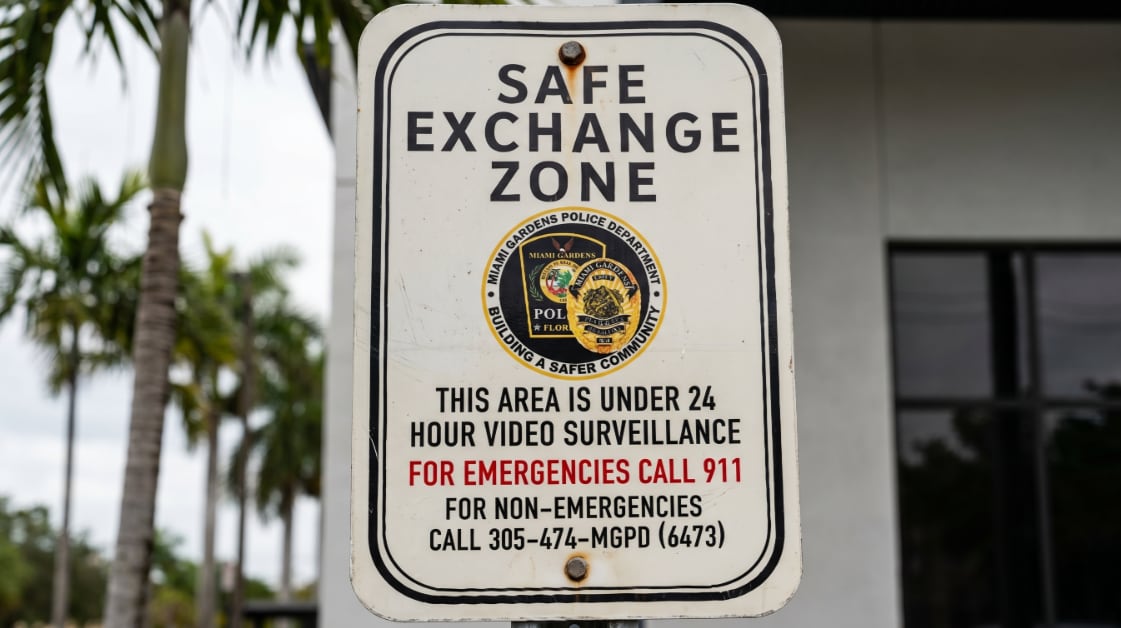 Las Zonas de Intercambio Seguro en Miami-Dade permiten realizar compras y ventas en línea en entornos públicos designados por la Oficina del Sheriff (@miamigardensnow)