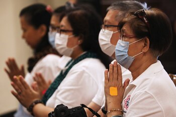 Personas en un templo budista