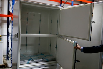 Un refrigerador para almacenar la vacuna de Pfizer. Stavros Ioannides/PIO/Handout via REUTERS