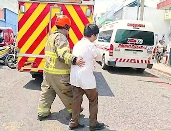 Seis estudiantes de sexto grado sufrieron lesiones tras el desprendimiento del repello del techo en una escuela de Chiquimula.