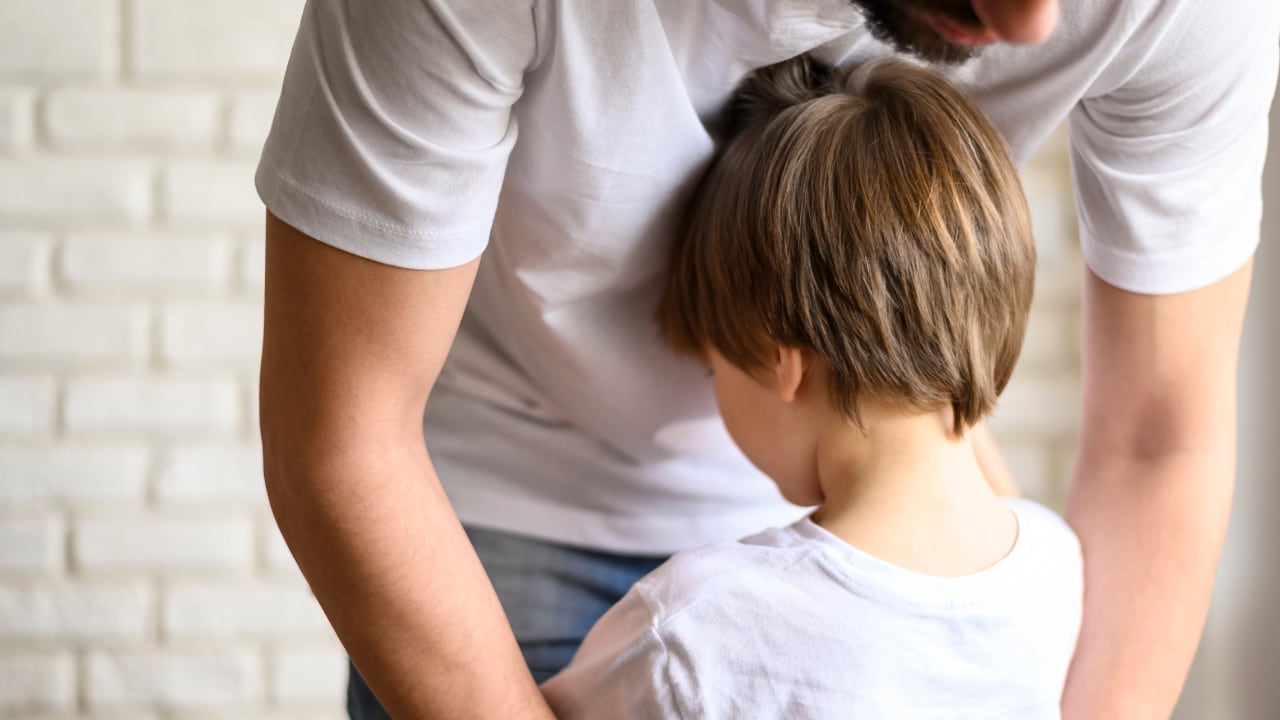 La especialista diferenció la culpa funcional de la culpa paralizante y señaló que la presión social sobre madres y padres aumenta la sensación de insuficiencia (Imagen Ilustrativa Infobae)