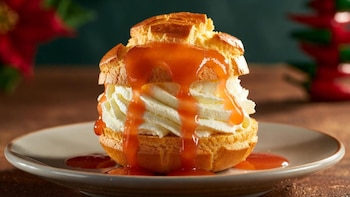 Profiteroles con nata y salsa