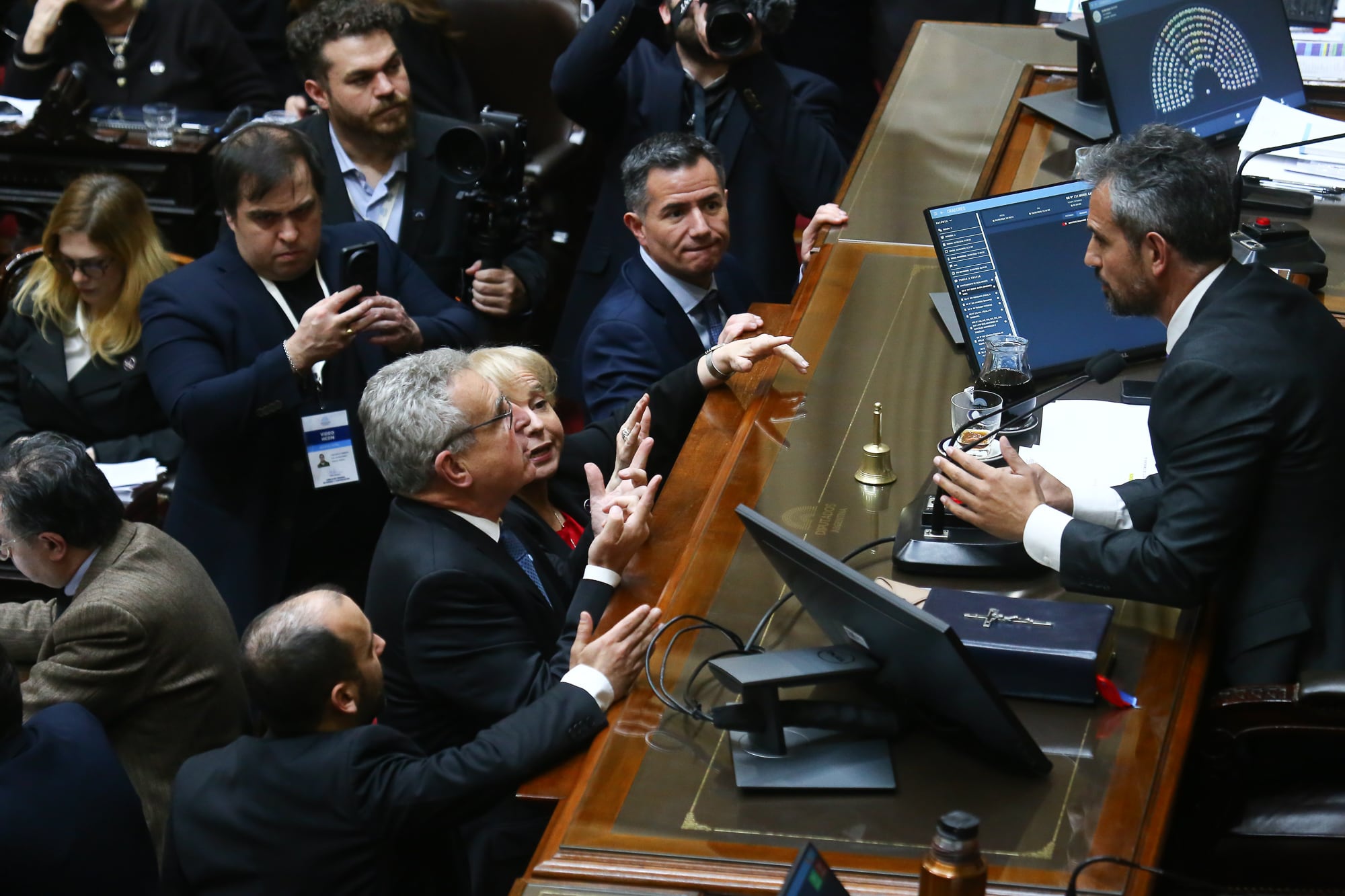 Martín Menem dialoga con diputados en medio de una sesión