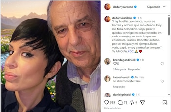 Daniela Cardone, con cabello corto oscuro, posa cerca de su padre, Roberto Cardone, un hombre mayor de cabello canoso, con un fondo de montañas y flores