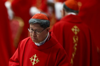 El cardenal Luis Antonio Tagle asiste a una misa de duelo por el papa Francisco en el quinto día de las *Novendiali* (los nueve días de luto tras el funeral del Papa) en la Basílica de San Pedro, en el Vaticano, el 30 de abril de 2025 (REUTERS/Guglielmo Mangiapane)