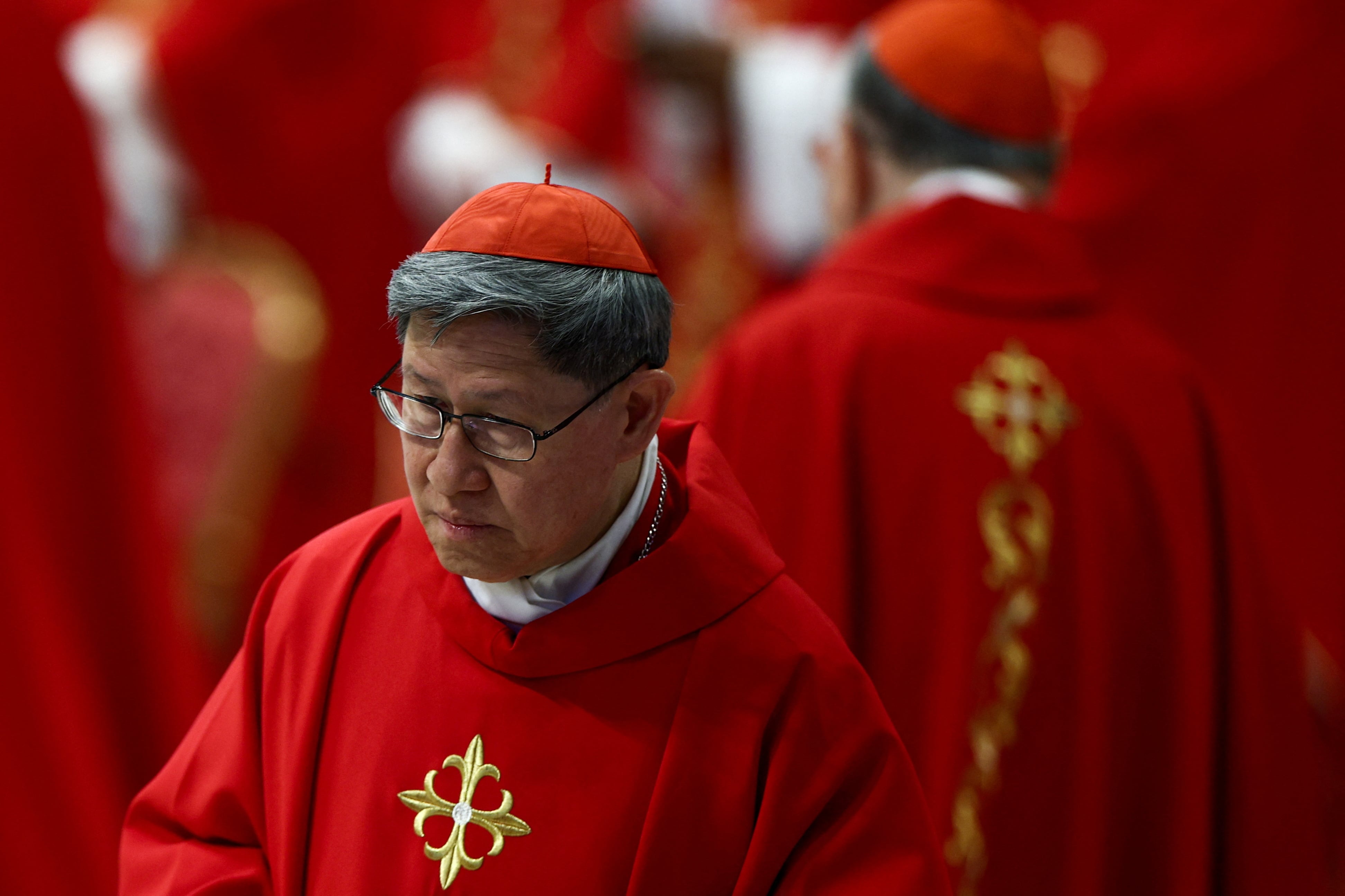 El cardenal Luis Antonio Tagle asiste a una misa de duelo por el papa Francisco en el quinto día de las *Novendiali* (los nueve días de luto tras el funeral del Papa) en la Basílica de San Pedro, en el Vaticano, el 30 de abril de 2025 (REUTERS/Guglielmo Mangiapane)