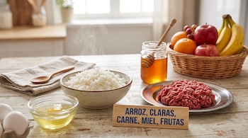 Un tazón de arroz, un plato con carne molida, un tazón con huevo, un frasco de miel, una cesta de frutas y un cartel de madera.