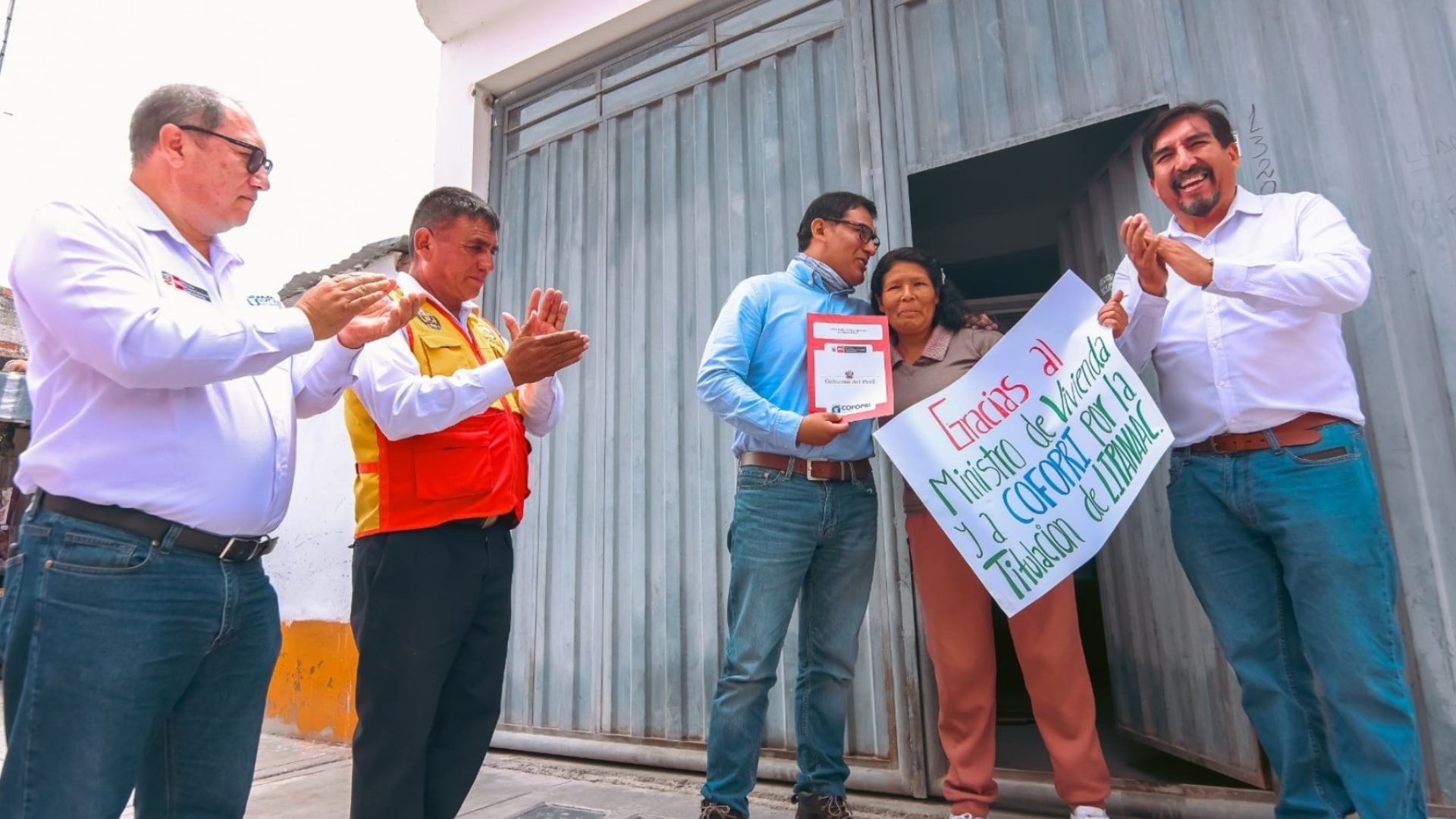 En conjunto, se entregaron 1.704 títulos de propiedad a hogares y 231 títulos de afectación en uso destinados a colegios, parques, áreas verdes, espacios deportivos y otros servicios de carácter público. Foto: Andina