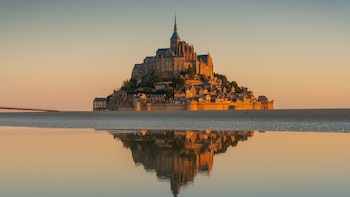 El increíble monasterio que se convierte en una isla según la marea: una joya medieval sobre una roca que es un icono de Francia
