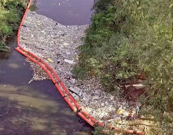 Desechos sólidos retenidos en una barrera colocada por Marea Verde en el río Matías Hernández, antes de desembocar en la Bahía de Panamá. (Marea Verde)