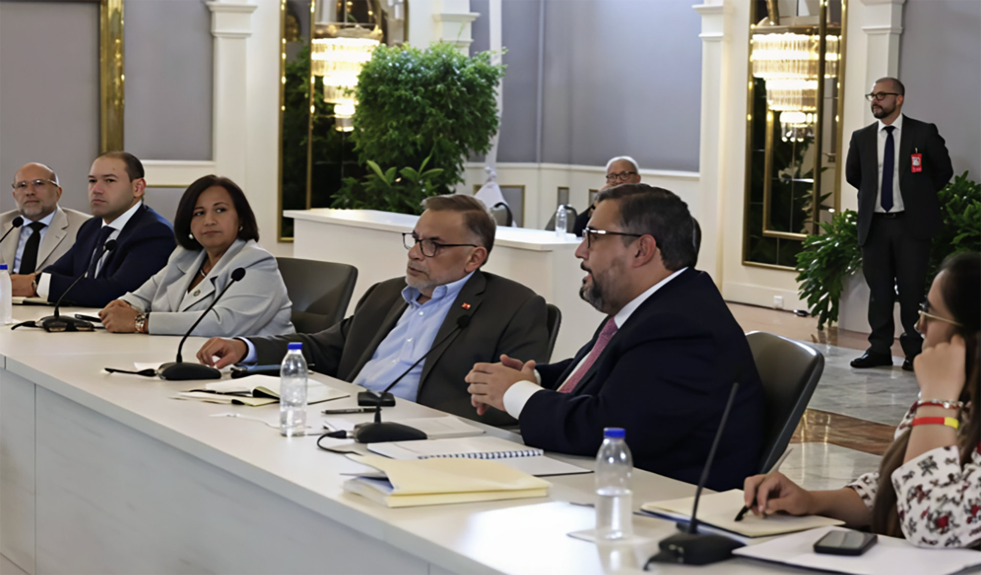 Representantes de la Asamblea 2015 en el segundo encuentro de la Mesa de Diálogo