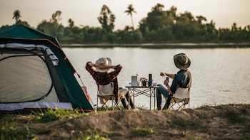 Un pueblo se rebela contra un camping de swingers después de que un niño ‘pillara’ a dos nudistas en contacto íntimo: busca expulsarlo de la zona