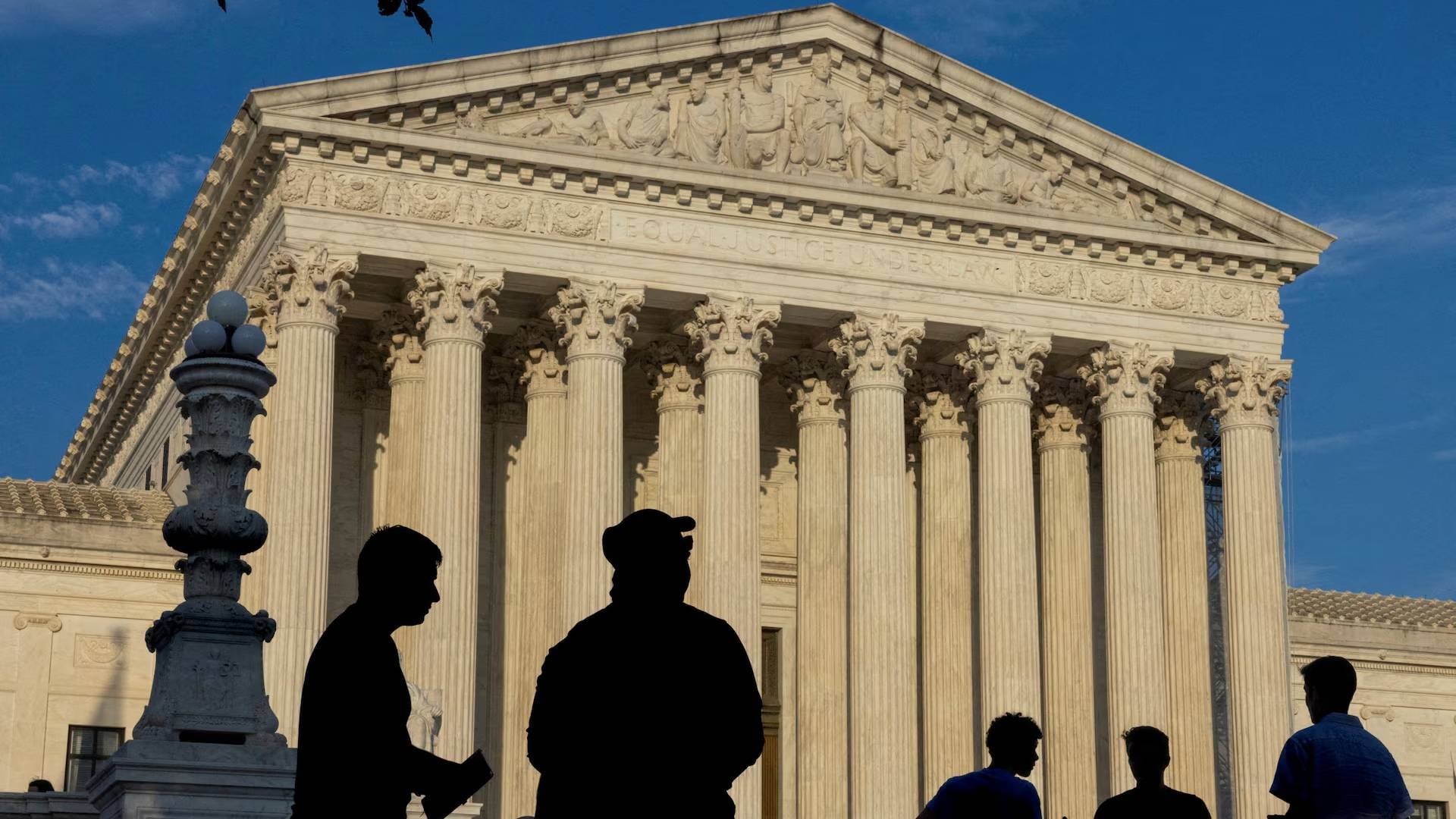 La decisión de la Corte Suprema mantiene vigentes las prácticas estatales de concesión de licencias comerciales a ciertos inmigrantes (Reuters)