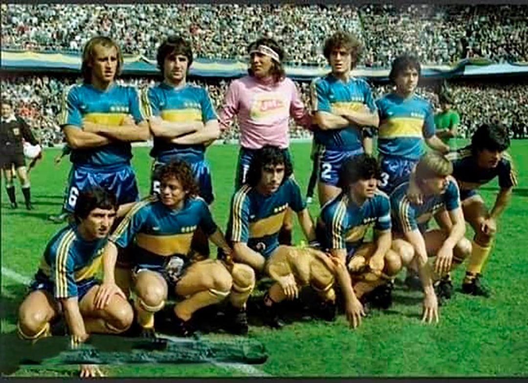 Formación de Boca. Parados: Roberto Mouzo, Ariel Krasouski, Hugo Gatti, Oscar Ruggeri, Carlos Córdoba. Agachados: Osvaldo Escudero, José María Suárez, Jorge Benítez, Diego Maradona, Ricardo Gareca y Hugo Perotti