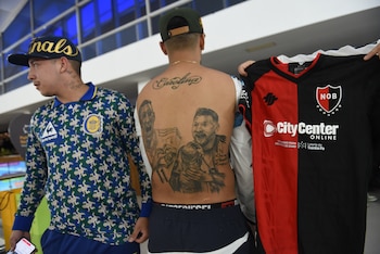 Muchos fanáticos fueron al aeropuerto a esperar al astro argentino (Fotos: Leo Galletto)