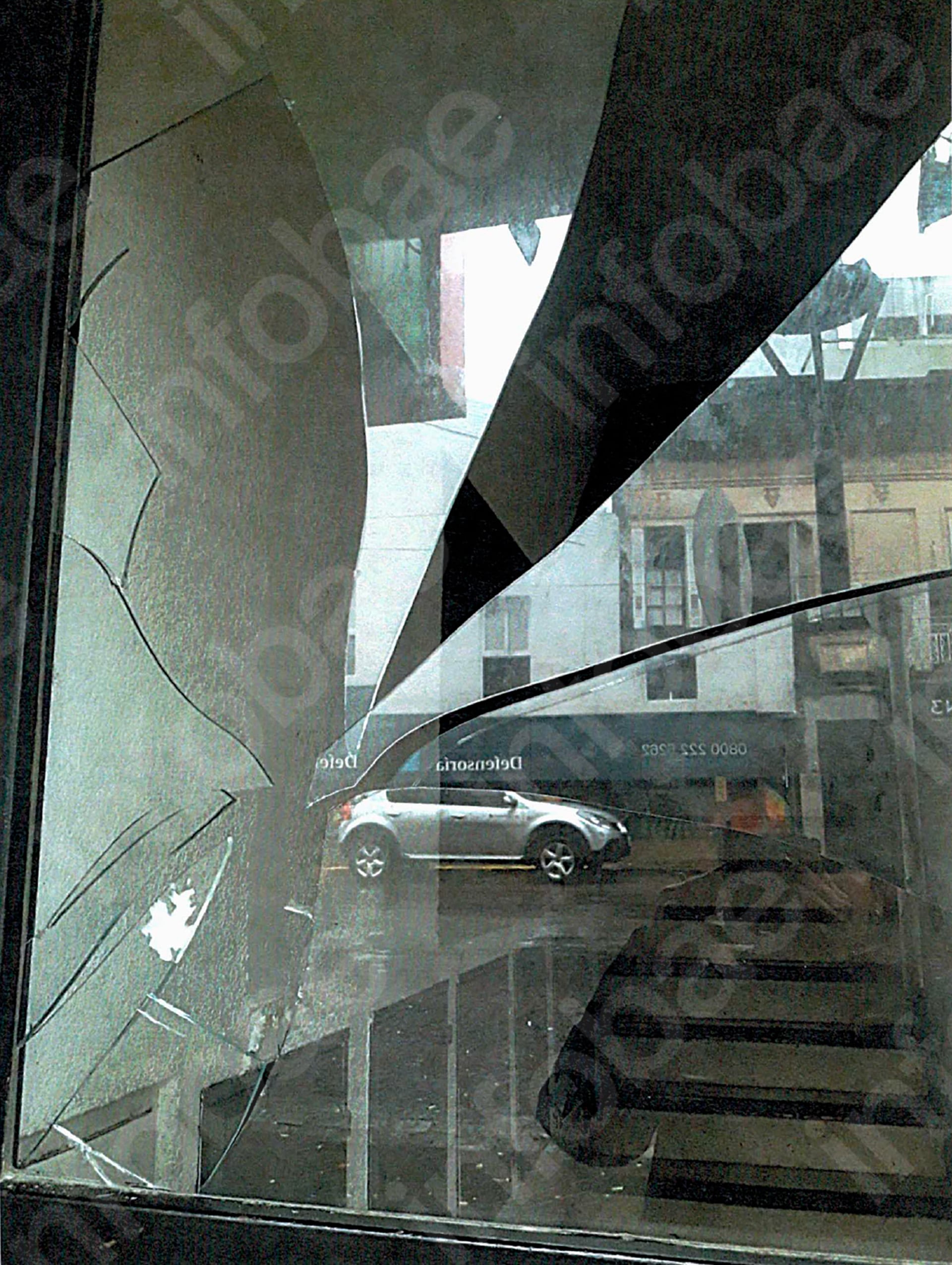 La Justicia determinó que el joven inquilino resultó herido cuando cerró la puerta de acceso del edificio y el vidrio se rompió en fragmentos. (Poder Judicial)