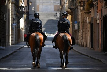 La policía montada patrulla la