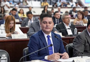 Arnold Burgos pidió la destitución de la maestra señalada de agredir a una estudiante en Yoro. El diputado aseguró que existen mecanismos disciplinarios distintos a la violencia contra los alumnos. (Foto: Congreso Nacional)