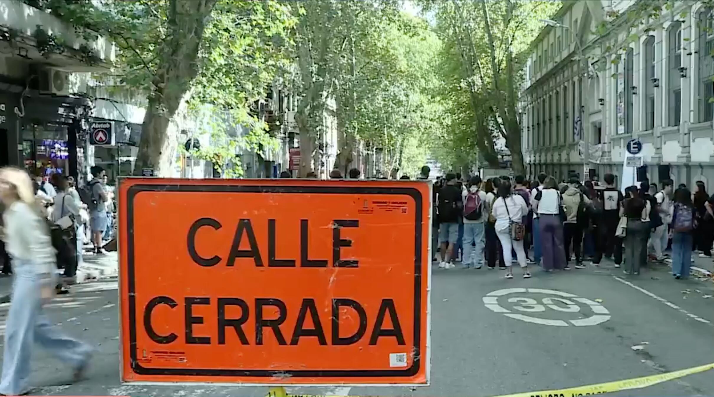 Clases en la calle en los primeras lecciones de la Facultad de Psicología (Captura Telemundo/Canal 12)