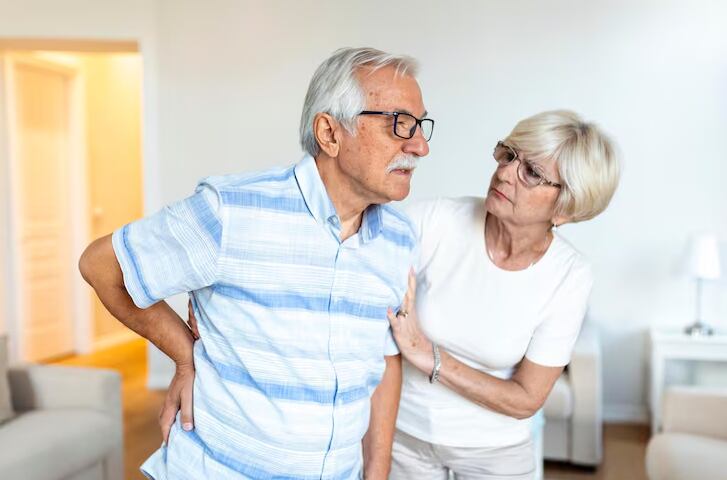 Un core fuerte protege la columna vertebral, mejora la postura y reduce el riesgo de caídas y lesiones en la vejez (Freepik)