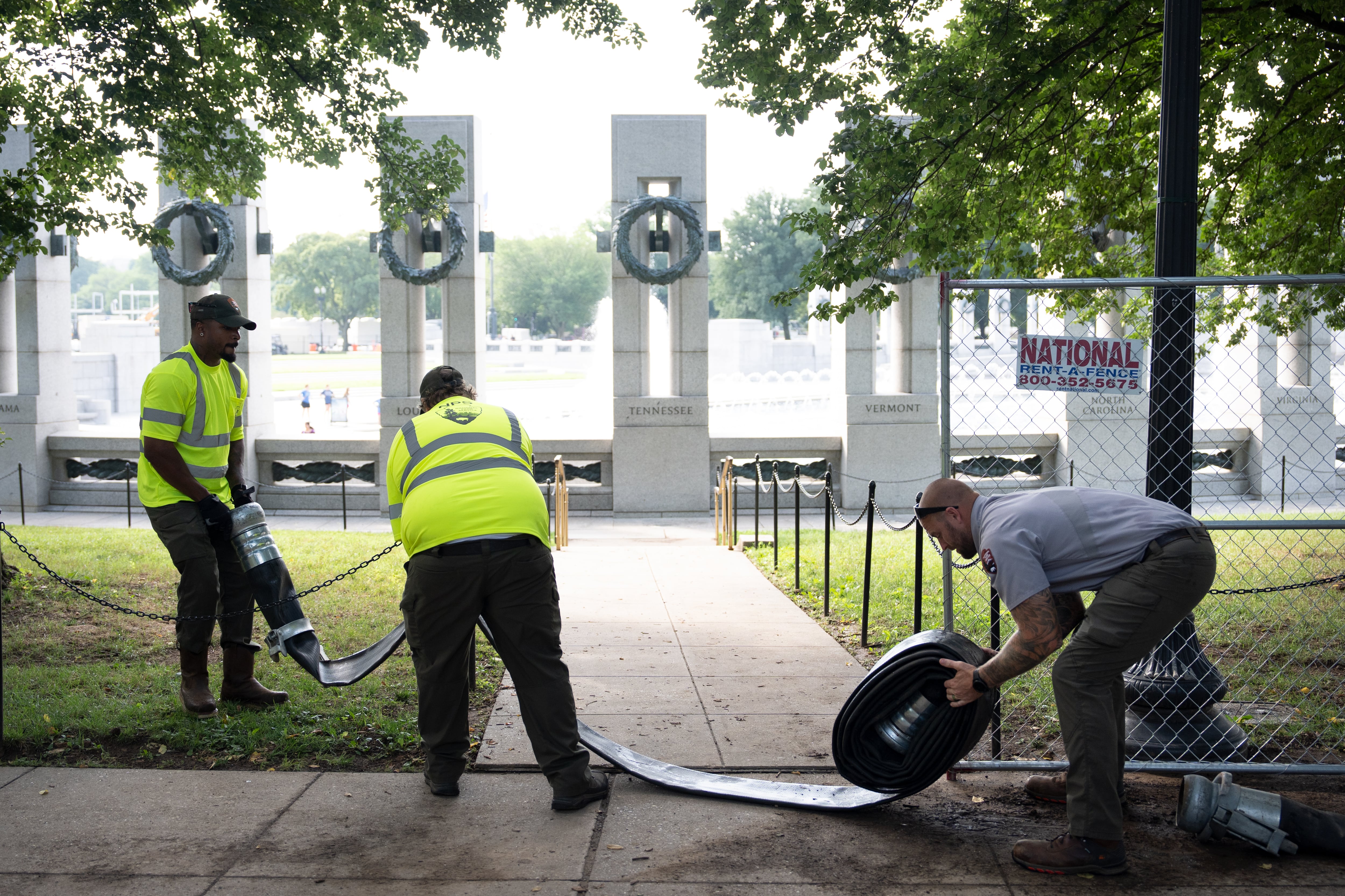 La obra de la Reflecting Pool acumuló problemas con algas, grietas y desprendimientos desde el inicio del proyecto (AP Photo/Mark Schiefelbein)